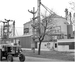 El aspecto agrario siempre vigente con tractor y silos, la otra cara de la localidad